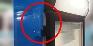 Электромеханический замок -  снаружи и в верхней части шкафа!